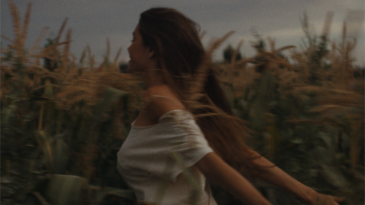 Madison Beer Cerita Tentang Dirinya di Album 'Silence Between Song'