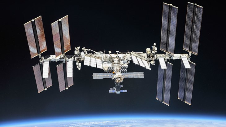 Astronaut NASA Ditugaskan Untuk Syuting Iklan Produk Estée Lauder di Luar Angkasa