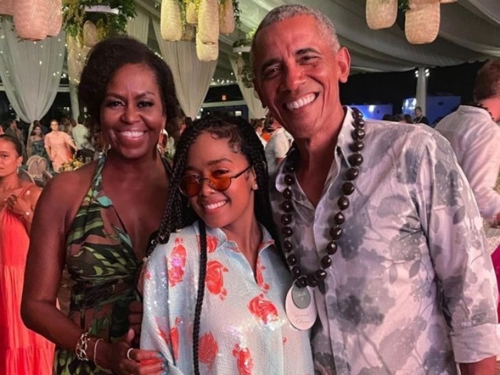 Penampilan Barack Obama dan Michelle bersama musisi H.E.R yang mengisi acara. (ideahuntr.com)