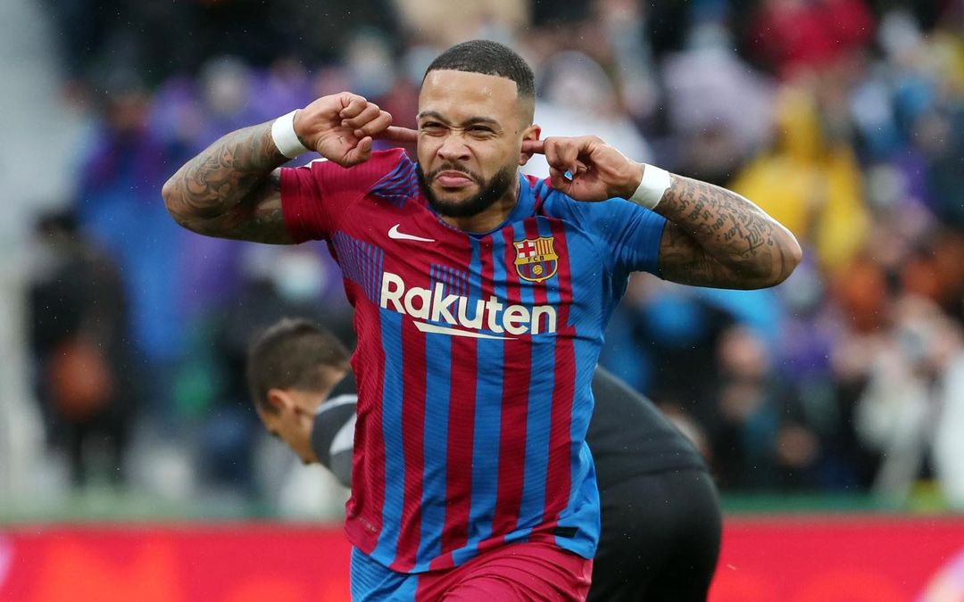 Depay dikaitkan dengan sejumlah klub