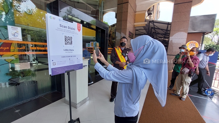 Pengunjung Solo Grand Mall memanfaatkan aplikasi PeduliLindungi. (MP/Ismail)