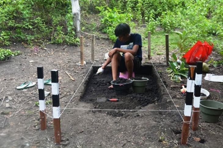Hari Suroto, salah satu arkeolog senior Papua saat melakukan ekskavasi di Situs Yomokho, Kampung Dondai, Distrik Waibu, Kabupaten Jayapura, Papua (ANTARA /HO-Balai Arkeologi Papua)