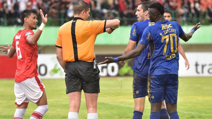 Konsentrasi Pemain Persib Terganggu Keputusan Kontroversial Wasit