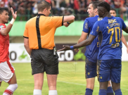Konsentrasi Pemain Persib Terganggu Keputusan Kontroversial Wasit