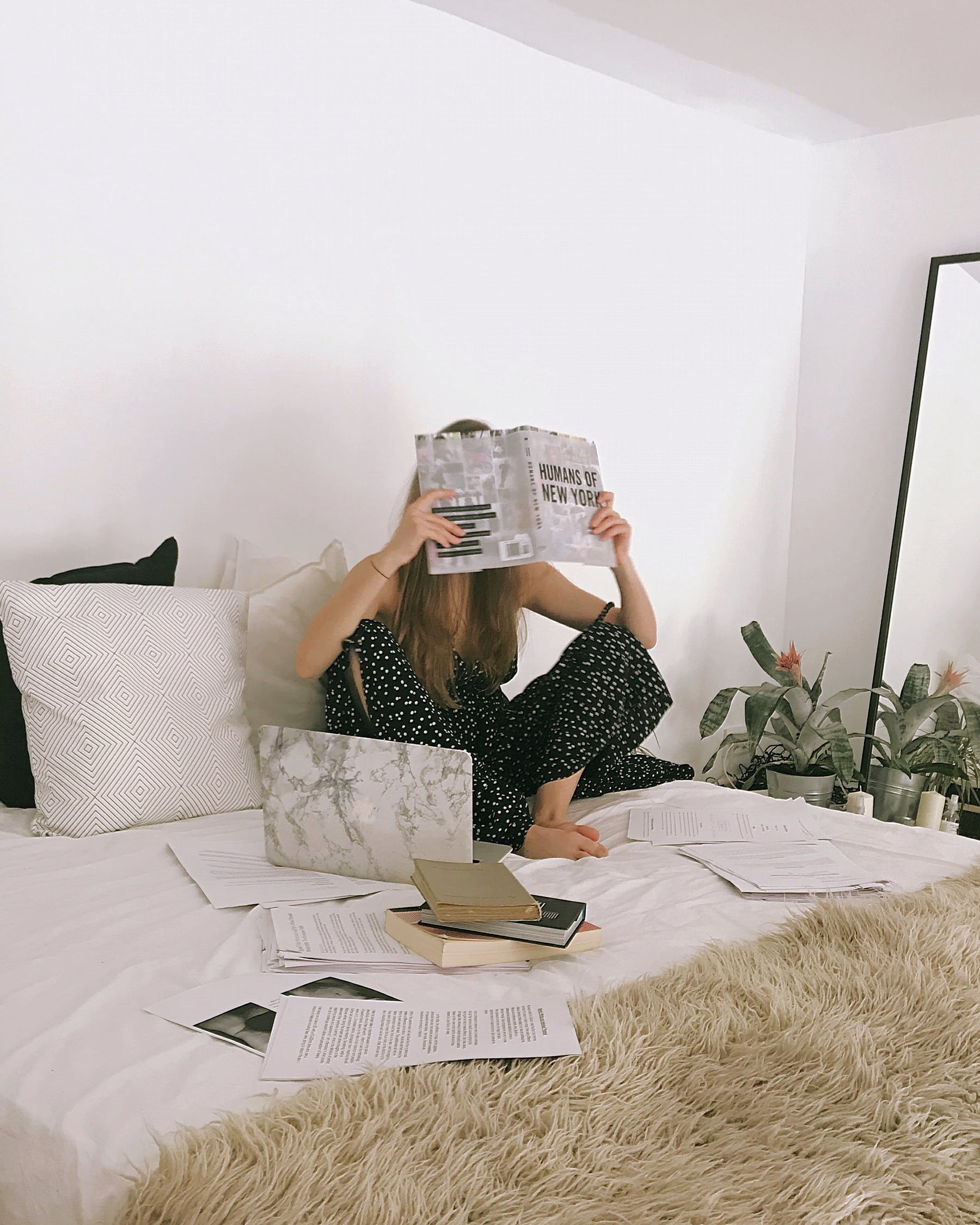 Kegiatan terakhir kamu bisa membaca buku habis sahur, waktu paling pas karena otak fresh dan lebih mudah berkonsentrasi penuh (Foto: pexels/Daria Shevtsova)