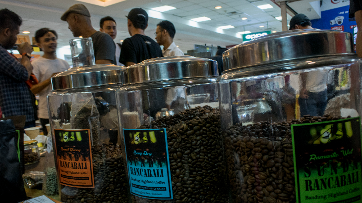 Barista mengaduk kopi