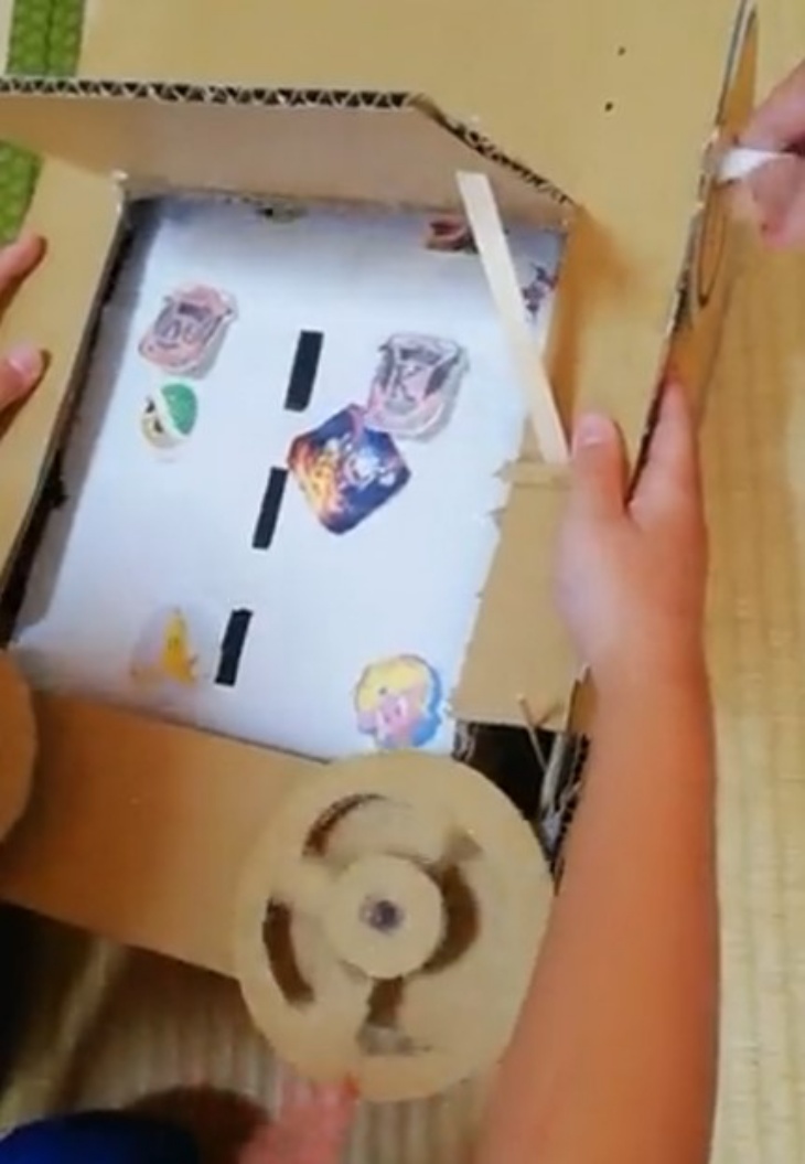 Siswa Asal Jepang Buat Konsol Game dari Kardus