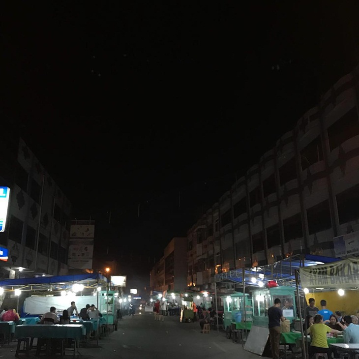 Aktivitas Pasar Mambo di malam hari. (Foto: instagram.com/putriayulestaripurbo)