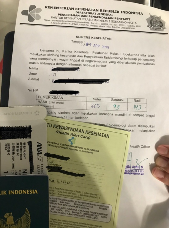Kedua kertas yang diberikan kepada AW di Indonesia. (Foto: Istimewa) 
