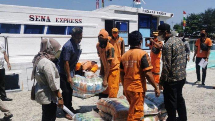 Pemprov DKI Distribusikan Bansos Beras di Kepulauan Seribu