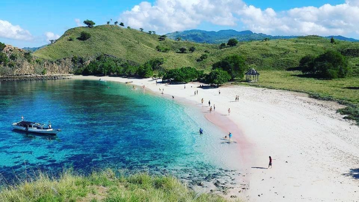 Pink Beach Flores (Instagram@ayunk_djie)