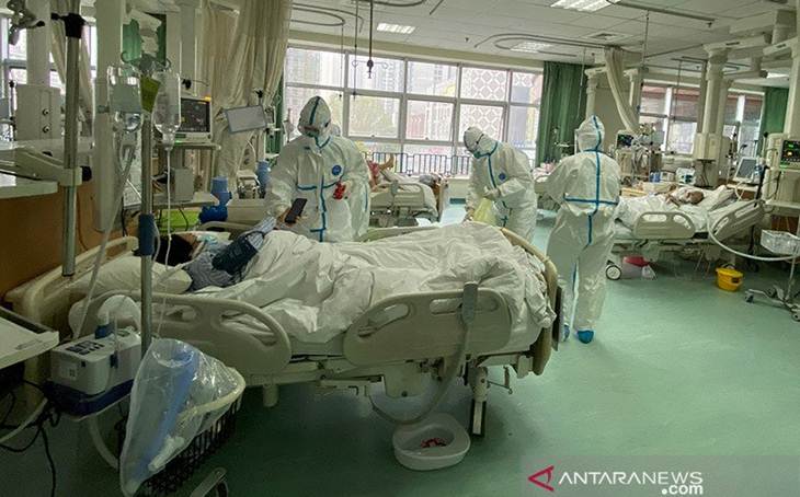 Rumah Sakit Pusat Wuhan menunjukkan staf medis merawat pasien, di Wuhan, China. ANTARA/REUTERS/Weibo/aa. (via REUTERS/Social Media)