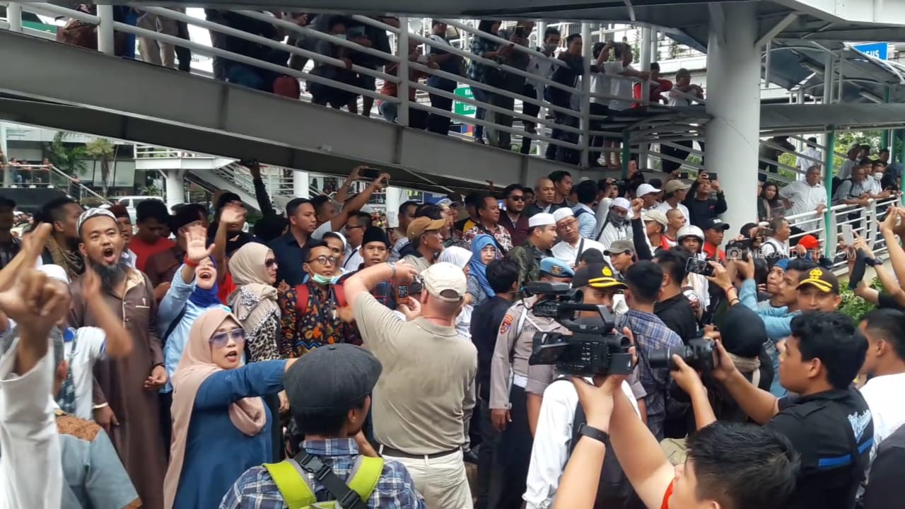 Massa Prabowo-Sandi berunjuk rasa di Kantor Bawaslu Jakarta Pusat