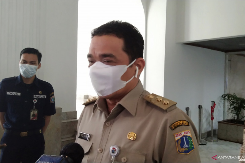 Wakil Gubernur DKI Ahmad Riza Patria saat diwawancarai awak media di Balai Kota Jakarta, Selasa (10/8). ANTARA/Dewa Ketut Sudiarta Wiguna