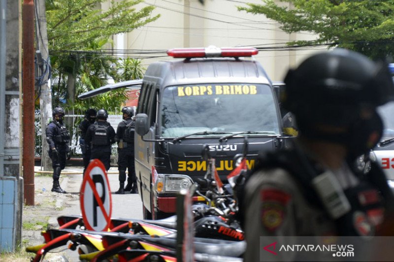 Pengamanan ledakan bom di Makassar. (Foto: Antara)