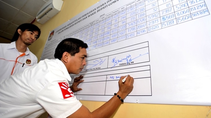 Ilustrasi penghitungan suara. (ANTARA FOTO/Yusran Uccang)