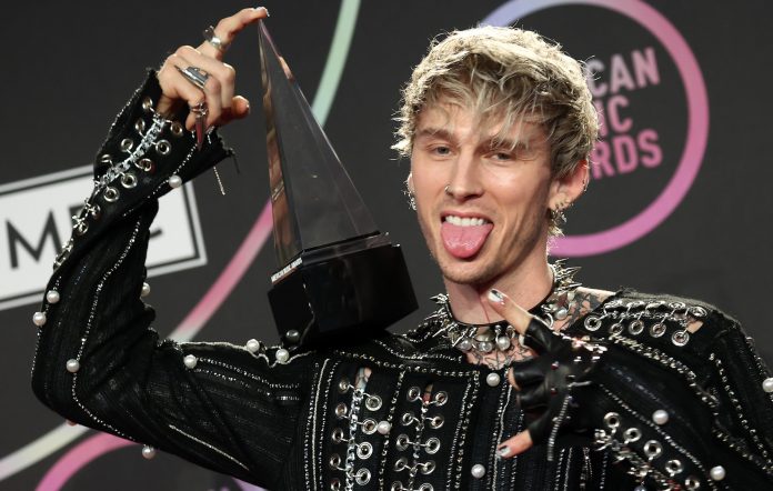Machine Gun kelly pada AMAs 2021. (Foto NME)