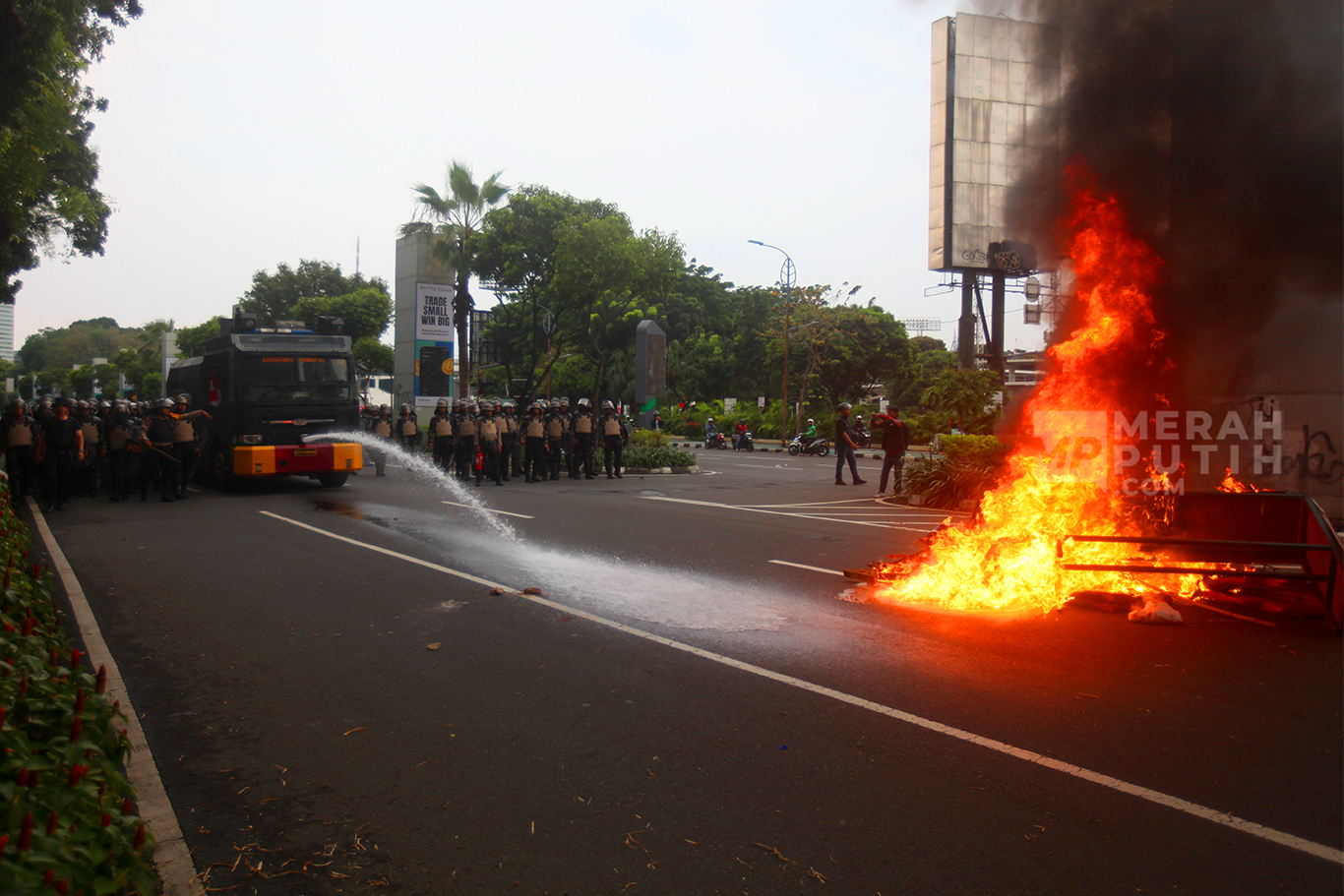 Momen Langka di Jantung Ibu Kota: Flyover Slipi Jadi Tempat Pengendara Menonton Bentrokan Massa-Aparat