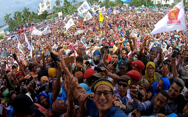  Sandiaga Uno Dikepung Massa Saat Kampanye di Kota Bima