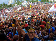  Sandiaga Uno Dikepung Massa Saat Kampanye di Kota Bima