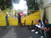 Penjagaan Ketat Sekelompok Pemuda di DPP Golkar