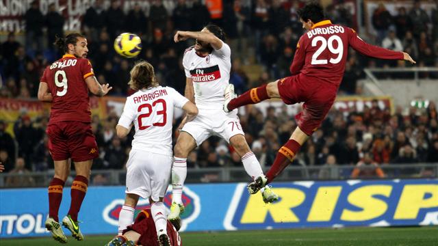 Skor Kacamata Iringi Laga AS Roma Kontra Milan