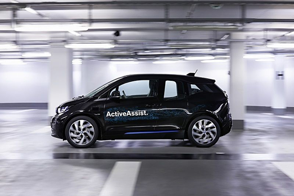 Mobil BMW Bisa Parkir Sendiri