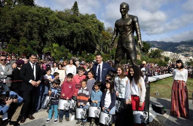 CR7 Diberikan Hadiah