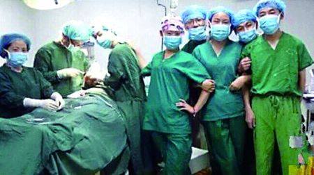 Dokter Dipecat Setelah Berfoto Selfie di Ruang Operasi