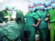 Dokter Dipecat Setelah Berfoto Selfie di Ruang Operasi