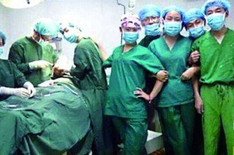 Dokter Dipecat Setelah Berfoto Selfie di Ruang Operasi