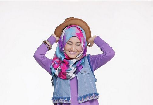 Gaya Hijab Ceria Ala Fatin Shidqia