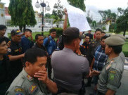 Massa Dobrak Kantor Gubernur Riau