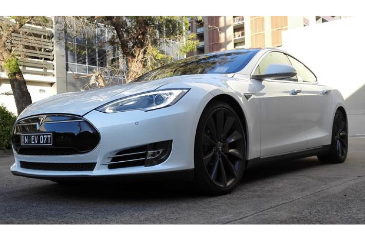 Tesla Model S: Mobil Elektrik Super Digital