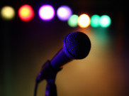Seorang Polisi Ditangkap Karena Minta Karaoke Gratis