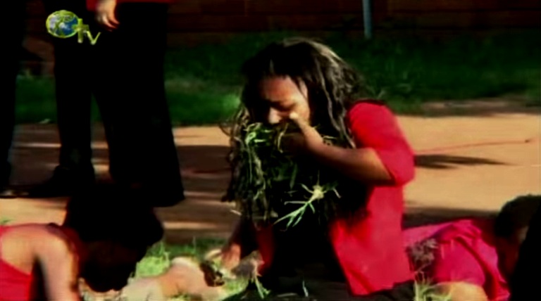 Gila, Pastur Ini Ajak Jemaatnya Makan Rumput dan Minum Bensin