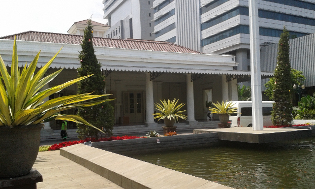 Pohon Cemara di Balaikota Hanya Sebagai Hiasan Taman Saja