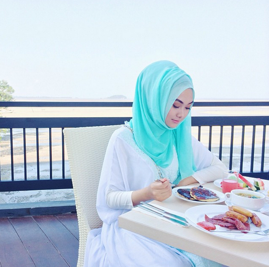 Hijab Pantai Indah Nada Puspita