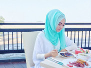 Hijab Pantai Indah Nada Puspita