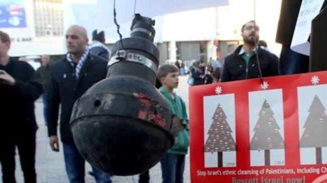 Warga Nasrani Hadiahi Pohon Natal dari Gas Air Mata