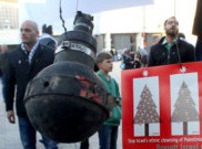 Warga Nasrani Hadiahi Pohon Natal dari Gas Air Mata