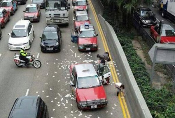 Jalan Tol Hong Kong Dibanjiri Uang Kertas 2 Juta Dollar 