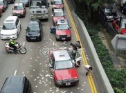 Jalan Tol Hong Kong Dibanjiri Uang Kertas 2 Juta Dollar 
