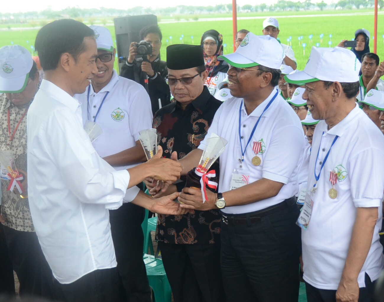 Jokowi Berikan Penghargaan Kepada 8 Gubernur