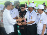 Jokowi Berikan Penghargaan Kepada 8 Gubernur