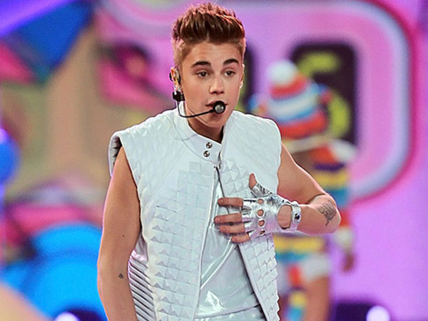 Bieber dan Hayley Pacaran? 