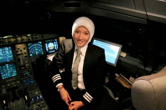 Pilot AirAsia Cantik, Hebohkan Dunia Maya