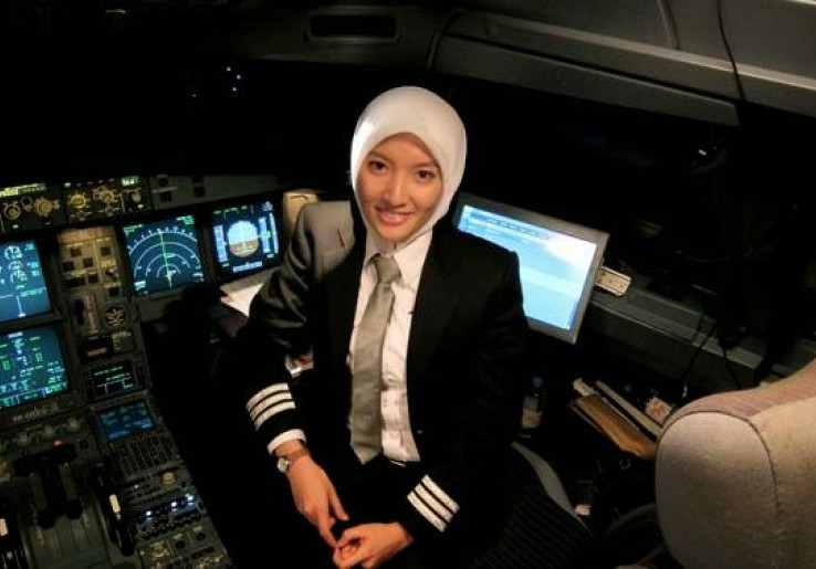 Pilot AirAsia Cantik, Hebohkan Dunia Maya