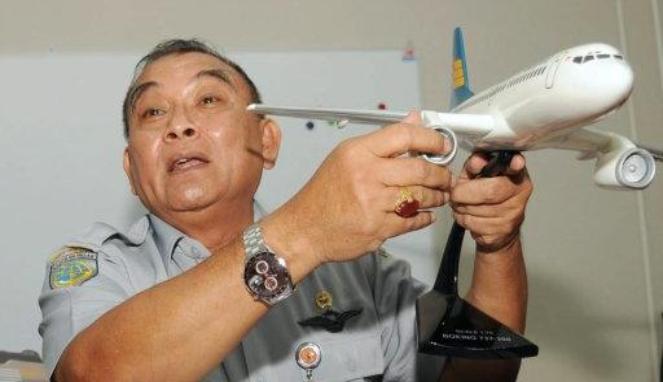 Cuaca Ekstrem Hambat Pencarian Pesawat AirAsia
