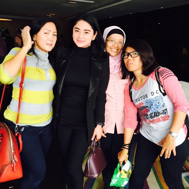 Kisah Dewi Perssik Bersama Keluarga Korban AirAsia QZ8501